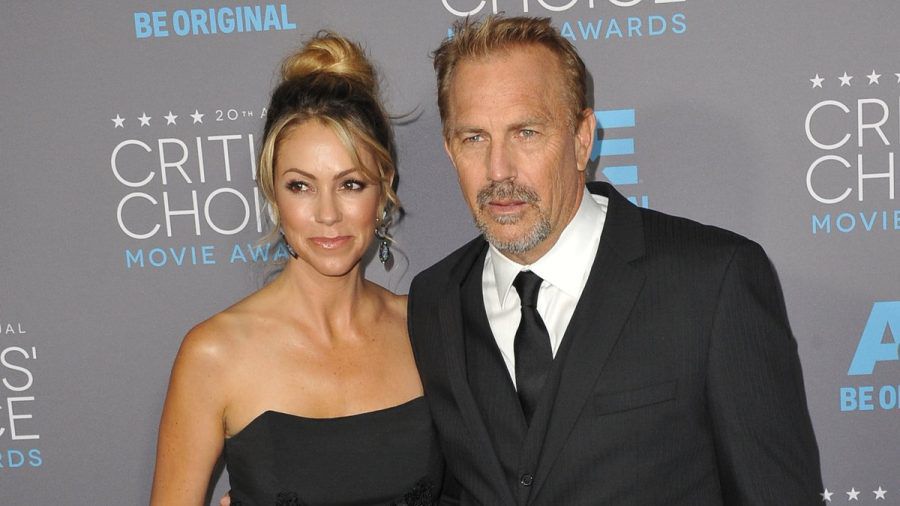 Christine Baumgartner und Kevin Costner gemeinsam auf dem roten Teppich. (hub/spot)