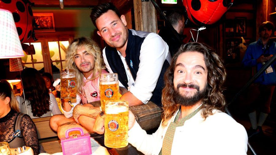 Bill Kaulitz, Marc Eggers und Tom Kaulitz (v.l.n.r.) im Käferzelt auf dem Oktoberfest. (eee/spot)