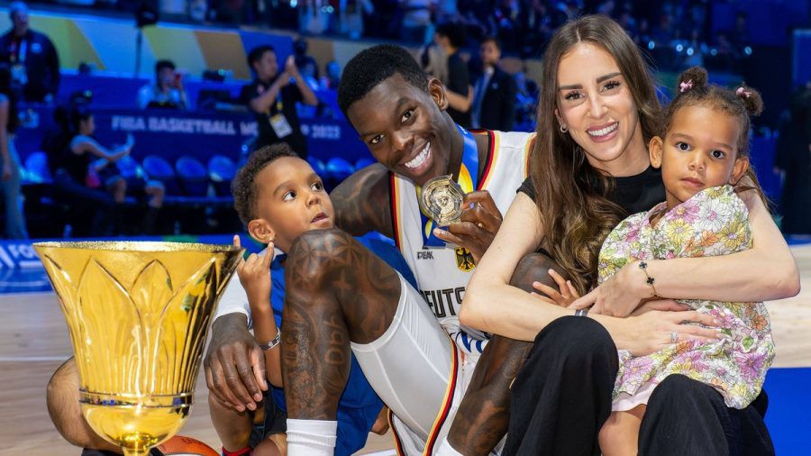 Dennis Schröder mit Siegerpokal, Gattin Ellen Ziolo und seinen drei Kindern nach dem WM-Finale (tj/spot)