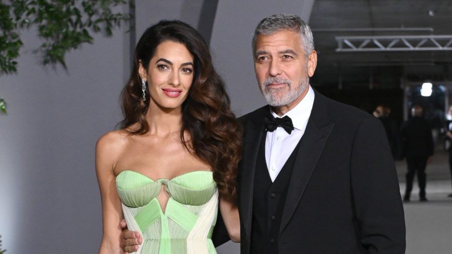 Amal und George Clooney sind seit 2014 verheiratet. Im Juni 2017 kamen ihre Zwillinge Alexander und Ella zur Welt. (ae/spot)