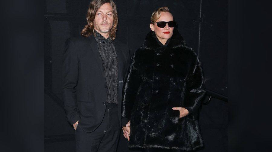 Hand in Hand bei der Pariser Fashion Week: Norman Reedus und Diane Kruger. (eee/spot)