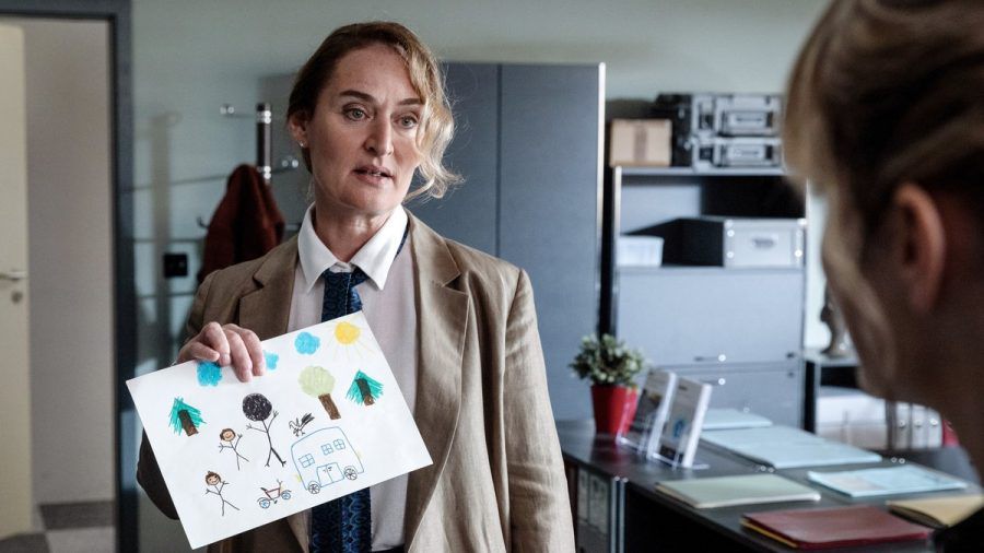 "Tatort: Blinder Fleck": Staatsanwältin Anita Wegenast (Rachel Braunschweig) zeigt Kommissarin Isabelle Grandjean (Anna Pieri Zuercher) eine Kinderzeichnung, die Hinweise zum Tathergang gibt. (ili/spot)