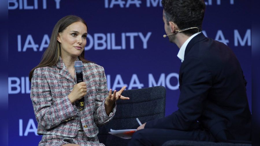Schauspielerin und Umwelt-Aktivistin Natalie Portman bei der IAA in München - ohne ihren Ehering. (sb/spot)