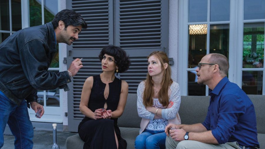 "Gäste zum Essen": Monika (Josefine Preuß, 2.v.r.) ist es unangenehm, dass ihr Mann Viktor (Maximilian Grill, l.) die Gastgeber Soraya (Neda Rahmanian) und André (Matthias Koeberlin) provoziert. (cg/spot)