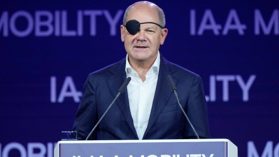 Olaf Scholz trat auch bei der IAA Mobility 2023 mit schützender Augenklappe auf. (lau/spot)
