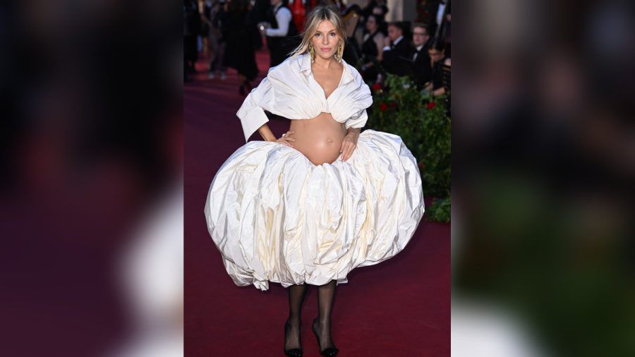 Schauspielerin Sienna Miller zeigt ihren nackten Babybauch bei einem Mode-Event in London. (ili/spot)