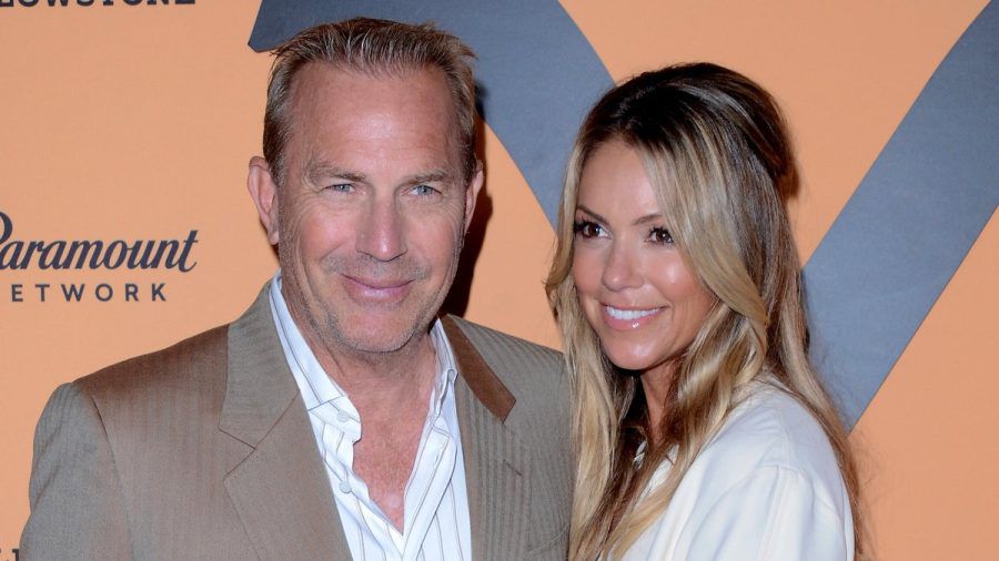 Kevin Costner und Christine Baumgartner haben "unüberbrückbare Differenzen". In ihrer Scheidung ist es nun zu einer Einigung gekommen. (wue/spot)