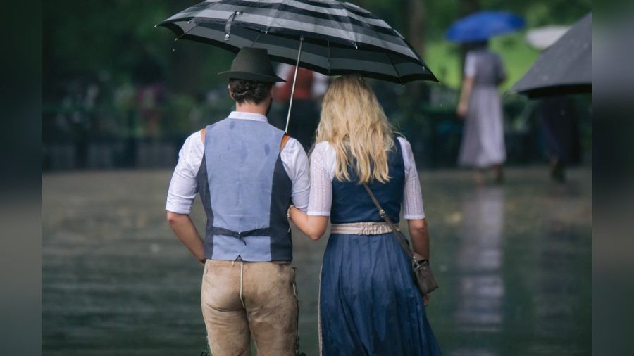 Ein kleiner Regenschirm und eine langärmelige Bluse sollten auf der regnerischen Wiesn nicht fehlen. (eee/kms/spot)