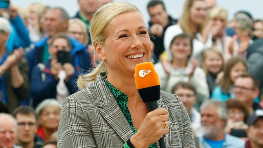 Andrea Kiewel ist im "ZDF-Fernsehgarten" immer wieder unvorhersehbaren Ereignissen ausgesetzt. (smi/spot)