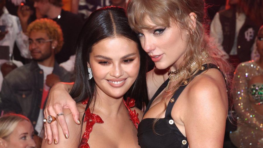 Selena Gomez (li.) und Taylor Swift strahlten bei den MTV VMAs in New Jersey. (eee/spot)