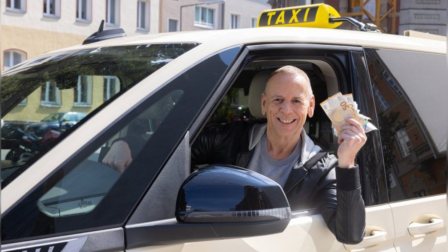 Thomas Hackenberg war bereits von 2006 bis 2008 im "Quiz Taxi" unterwegs. Jetzt überrascht er wieder Fahrgäste mit der rollenden Quiz-Show. (ae/spot)
