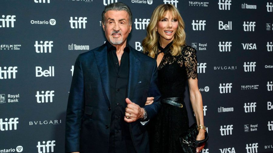 Sylvester Stallone und Jennifer Flavin strahlen Arm in Arm in Toronto. (eee/spot)