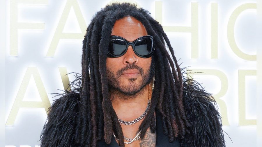 Lenny Kravitz ist für seine außergewöhnlichen Outfits bekannt. (jom/spot)