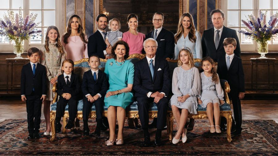 König Carl Gustaf und Königin Silvia inmitten ihrer großen Familie. (obr/spot)