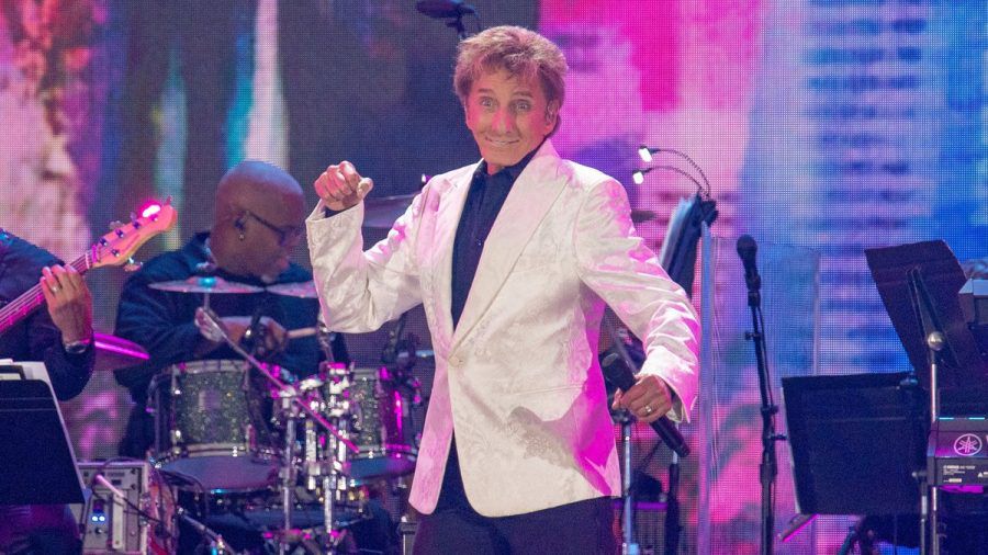 "Mandy"-Sänger Barry Manilow spielte bisher 637 Shows in Las Vegas. Auch im kommenden Jahr will er weitermachen. (sb/spot)