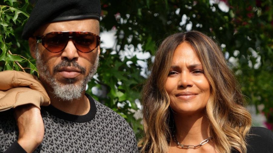 Halle Berry und Van Hunt bei der Spring 2024 Show von Designer Michael Kors am Montag in New York. (ili/spot)