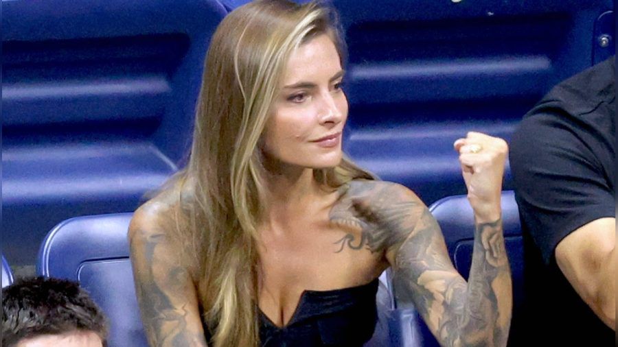 Auch im Tennis-Stadion immer extravagant gekleidet: Schauspielerin und Moderatorin Sophia Thomalla. (tj/spot)