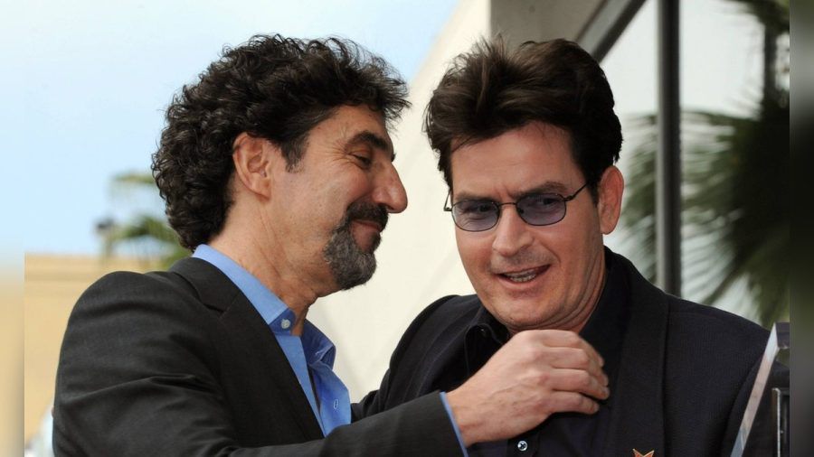 Drehen wieder gemeinsam: Charlie Sheen (r.) und Ex-"Two and a Half Men"-Produzent Chuck Lorre. (joeka/spot)