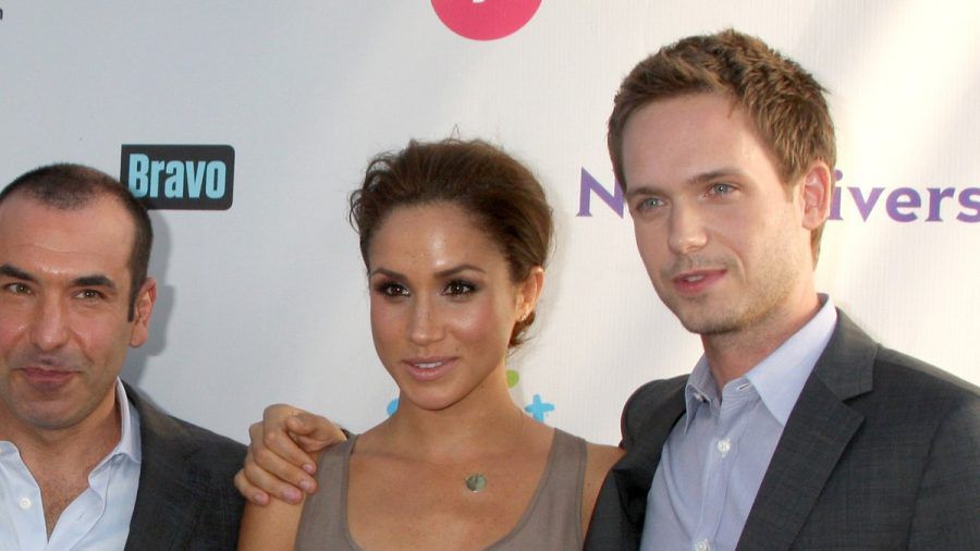 Die "Suits"-Stars Patrick J. Adams und Meghan Markle bei einem Auftritt im Jahr 2011. (hub/spot)