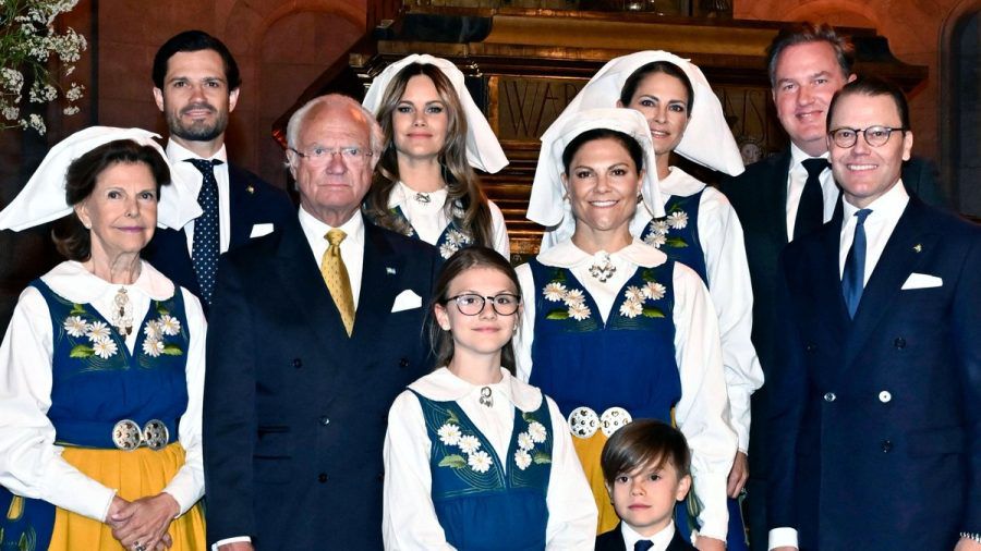 Die schwedische Königsfamilie (v.l.): Silvia, Carl Philip, Carl Gustaf, Sofia, Estelle, Victoria, Madeleine, Oscar, Chris O'Neill und Daniel. (ili/spot)