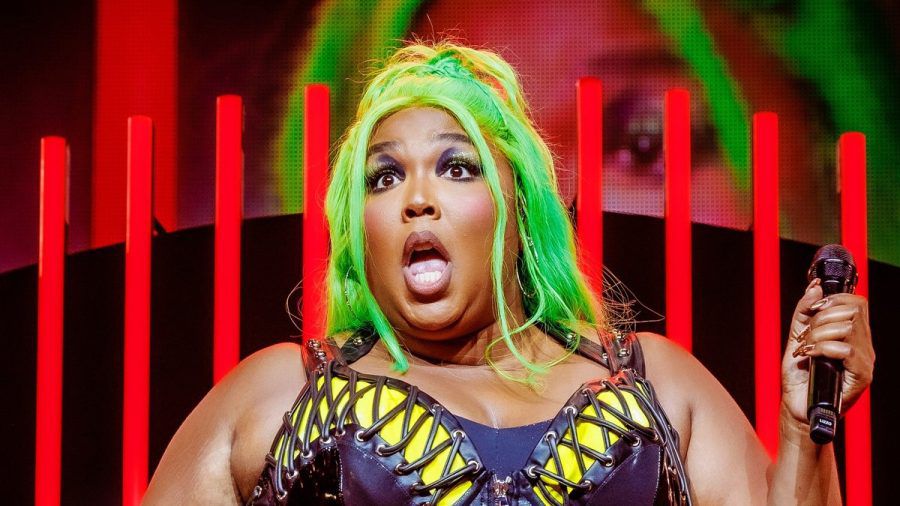 Neue Klage gegen Lizzo und ihr Team: Mehrere ehemalige Angestellte erheben Vorwürfe gegen die Sängerin. (the/spot)