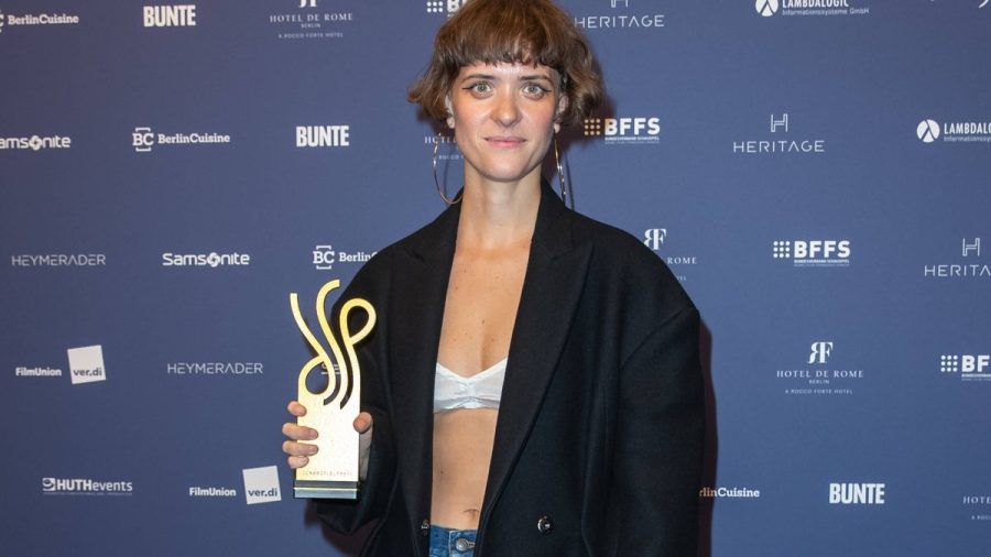 Liv Lisa Fries mit ihrer goldenen Trophäe in Berlin. (eee/spot)