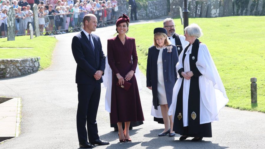 Prinz William und Prinzessin Kate werden vor der St.-Davids Kathedrale in Wales in Empfang genommen. (stk/spot)