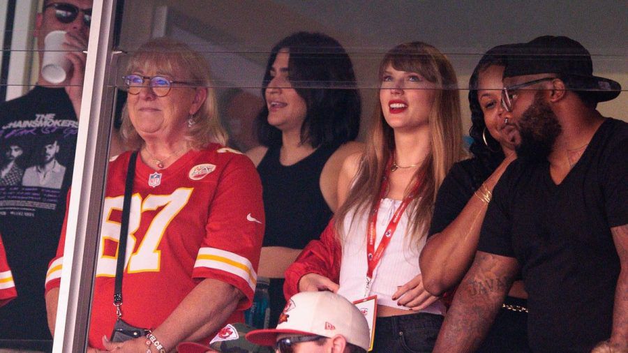 Taylor Swift und Travis Kelces Mutter, Donna Kelce (l.), feuern auf der Tribüne die Kansas City Chiefs an. (hub/spot)