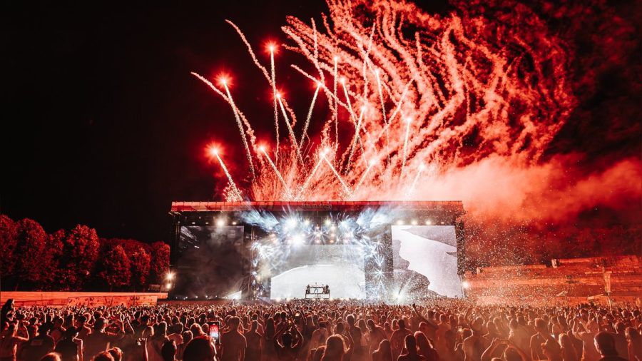 Livemusik und Feuerwerk gehörten auf dem Lollapalooza Berlin 2023 fest zusammen. (ha/jom/spot)