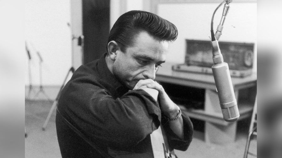 Johnny Cash im Jahr 1959 während einer Session im Tonstudio. (stk/spot)