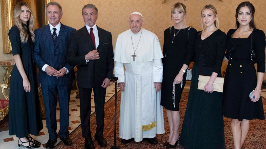 Papst Franziskus mit Sylvester Stallone (2. v. l.) und dessen Familie. (wue/spot)