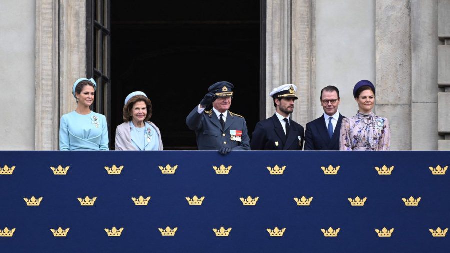 König Carl Gustaf (m.) mit Prinzessin Madeleine, Königin Silvia, Prinz Carl Philip, Prinz Daniel und Kronprinzessin Victoria. (v.l.n.r.) (wue/spot)