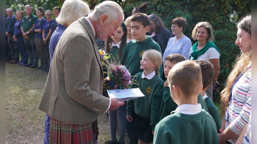 König Charles und Königin Camilla im schottischen Dorf Crathie. (stk/spot)