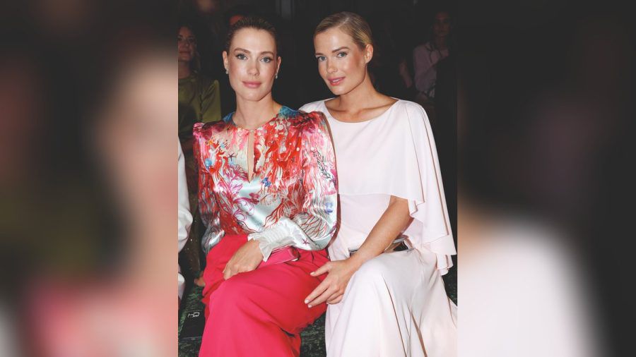 Lady Amelia und Lady Eliza Spencer saßen in der Front Row. (obr/spot)
