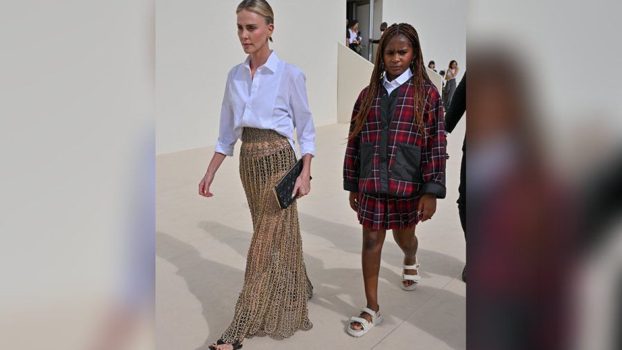 Charlize Theron mit Tochter Jackson bei der Dior-Show in Paris. (eee/spot)
