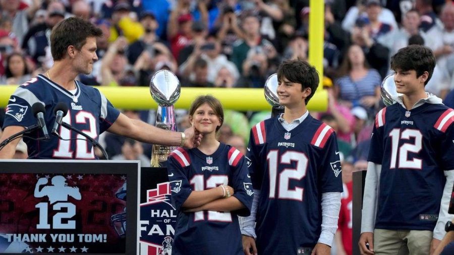 Tom Brady mit seinen Kindern Vivian, Benjamin und John. (tj/spot)