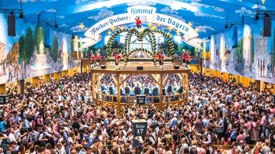 Essen, trinken, schunkeln - und ganz laut mitsingen! In diesem Jahr scheint ein 80er-Jahre-Song aus Italien zum Hit beim Oktoberfest zu werden. (sb/spot)