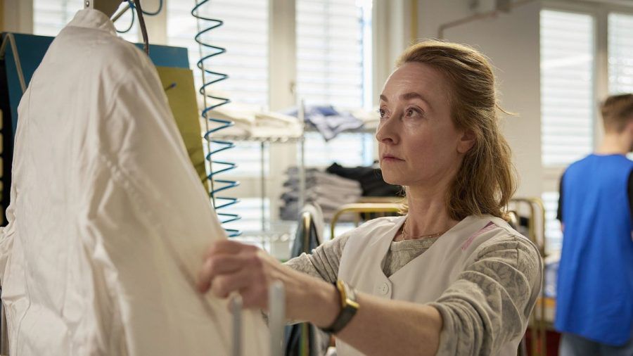 "Die Heiland - Wir sind Anwalt: Knochenjob": Was weiß die langjährige Mitarbeiterin Evelyn Jahnke (Bettina Lohmeyer) über den Vorfall in der Wäscherei? (cg/spot)