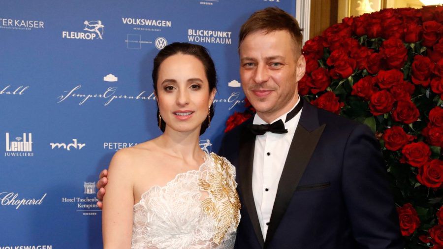 Stephanie Stumph und Tom Wlaschiha beim SemperOpernball im Jahr 2019. (wue/spot)