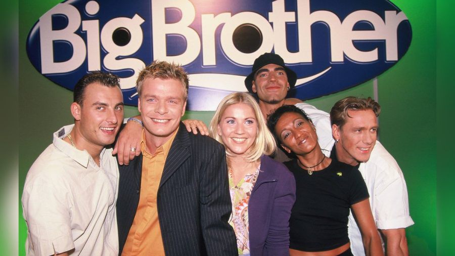 Gruppenbild mit den Stars der ersten und den Moderatoren der zweiten Staffel: Zlatko Trpkovski, Oliver Geissen, Alexandra Bechtel, John Milz, Andrea Singh und Jürgen Milski (v.l.n.r.) (dr/spot)