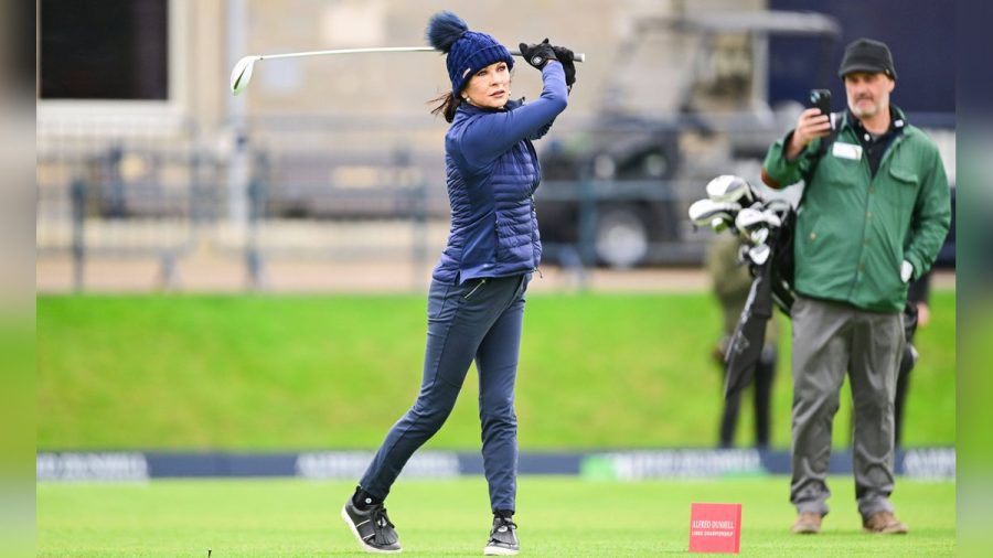 Catherine Zeta-Jones beim Golftraining. (jom/spot)