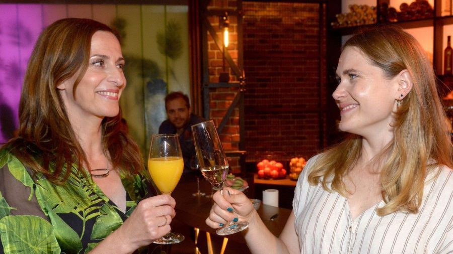 "GZSZ": Nicole (r.) freut es, dass sie und Katrin sich angenähert haben. (cg/spot)
