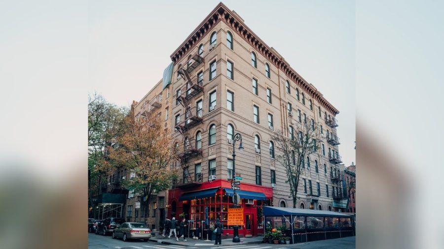 Das berühmte Gebäude in der 90 Bedford Street im Greenwich Village ist Anlaufstation für viele "Friends"-Fans, die um Matthew Perry trauern. (the/spot)