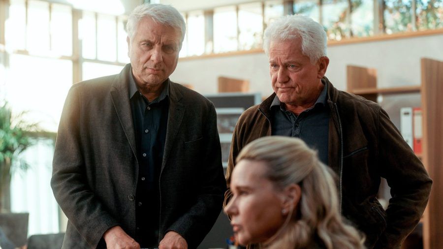Udo Wachtveitl (l.) mit seinem langjährigen Partner Miroslav Nemec und Veronica Ferres im "Tatort: Königinnen". (dr/spot)