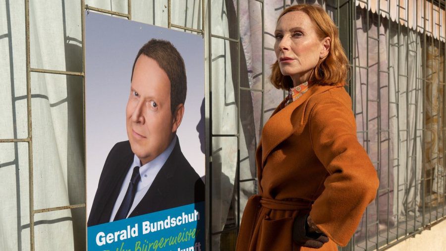 "Familie Bundschuh - Bundschuh vs. Bundschuh": Gundula (Andrea Sawatzki) hat ihren Ehemann Gerald Bundschuh (Axel Milberg) auf einem Wahlplakat entdeckt. (ili/spot)