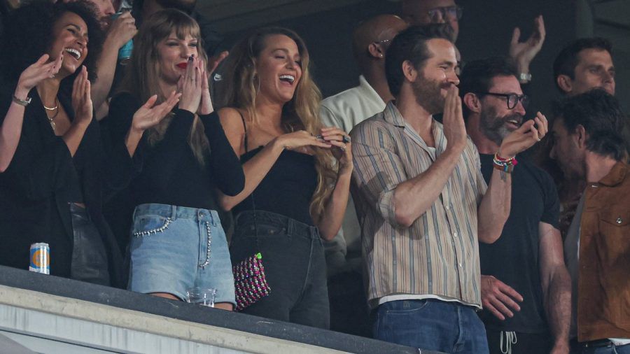 Taylor Swift mit ihren Hollywood-Freunden Blake Lively, Ryan Reynolds und Hugh Jackman (v.l.n.r.) im Football-Stadion. (eee/spot)