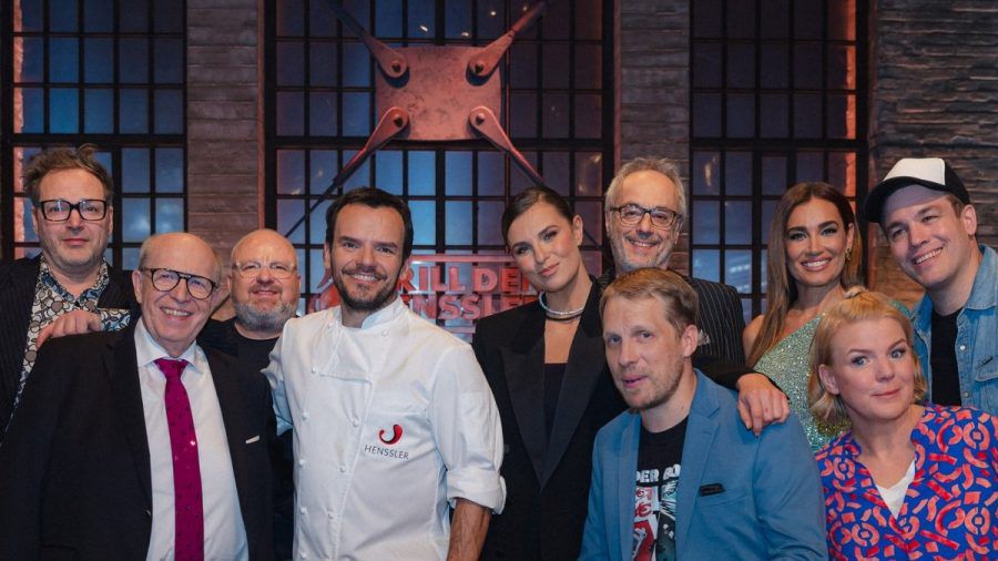 Steffen Henssler (4.v.l.) mit seinem Team und seinen Gästen aus der ersten Folge der Jubiläumsstaffel "Grill den Henssler". (dr/spot)