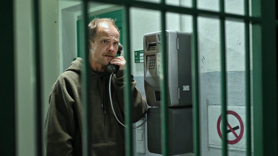 "Die Toten vom Bodensee - Der Nachtalb": Micha Oberländer (Matthias Koeberlin) hört eine Mailboxansage ab. (hub/spot)
