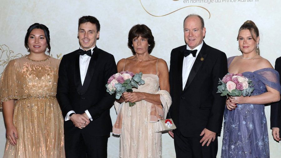 "Centennial Ball" in Monaco: Fürst Albert II. mit seiner Schwester, Prinzessin Stephanie (Mitte), und deren Kindern Camille (r.) und Louis nebst dessen Ehefrau Marie. (ili/spot)