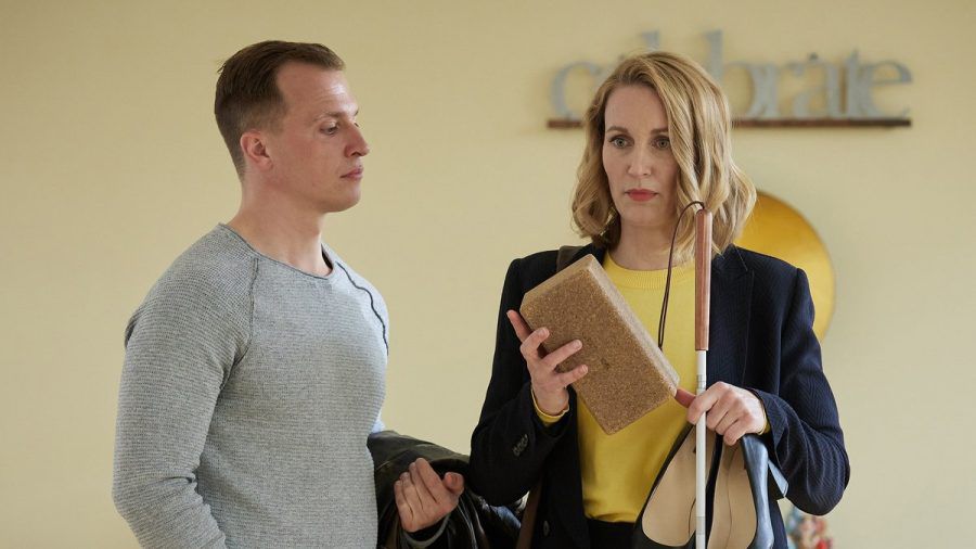"Die Heiland - Wir sind Anwalt: Der Stalker": Romy Heiland (Christina Athenstädt) ermittelt zusammen mit Ringo Holländer (Tim Kalkhof) in einem Yoga-Studio. (cg/spot)